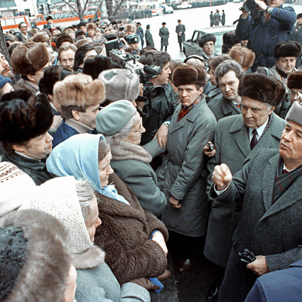 1990 год в ссср. М Горбачев с народом 1990. Горбачев в Ленинграде. Горбачев 1985 и народ. Горбачев беседует с народом Ленинград 1985.