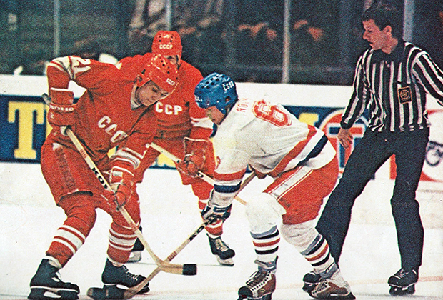 Сборная СССР по хоккею во время матча с Чехословакией, 1982 год. Фото: Štefan Lehotský / Pinterest