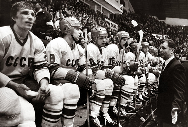 Виктор Тихонов (справа) и игроки сборной СССР по хоккею, 1982 год. Фото: Štefan Lehotský / Pinterest