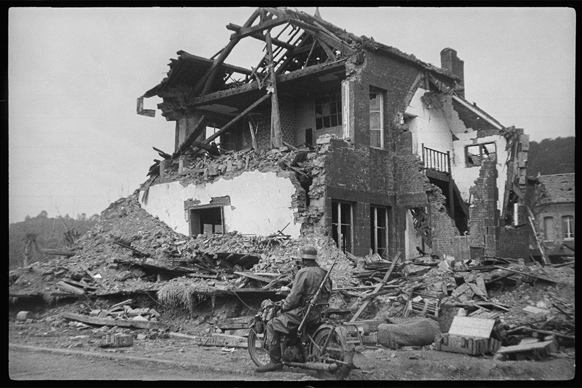 Разрушенные в ходе артиллерийского обстрела жилые дома. Франция, 1940 год