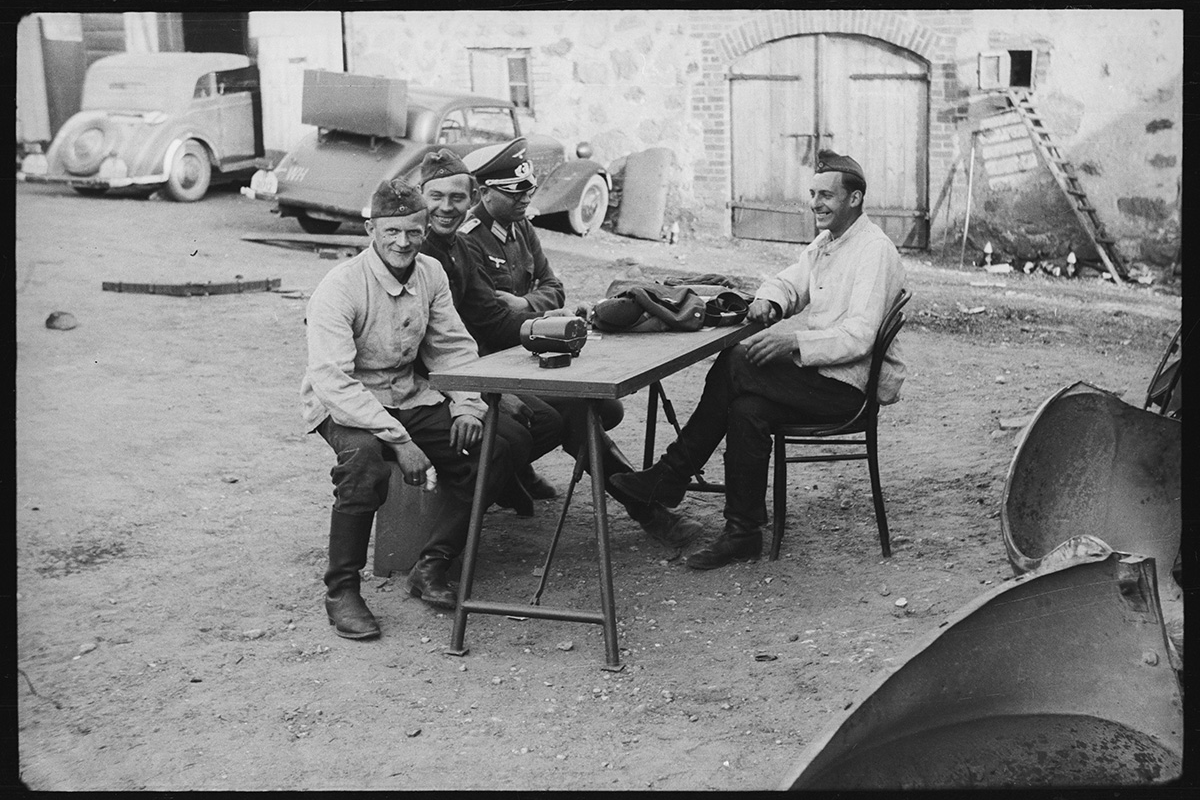 Немецкие военнослужащие во дворе дома во Франции, 1940 год