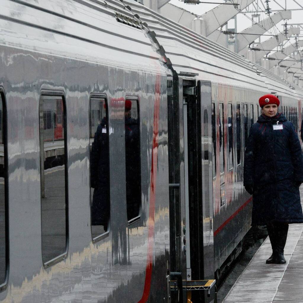 Ржд забыл вещи. Вокзал проводник поезд. Российские железные дороги. Людской поезд РЖД. Бесплатный проезд на поезде.