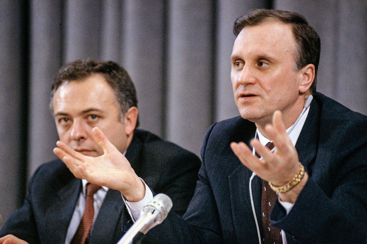 Государственный секретарь, вице-премьер России Геннадий Бурбулис и министр иностранных дел России Андрей Козырев на пресс-конференции в Международном пресс-центре, 11 декабря 1991 года 