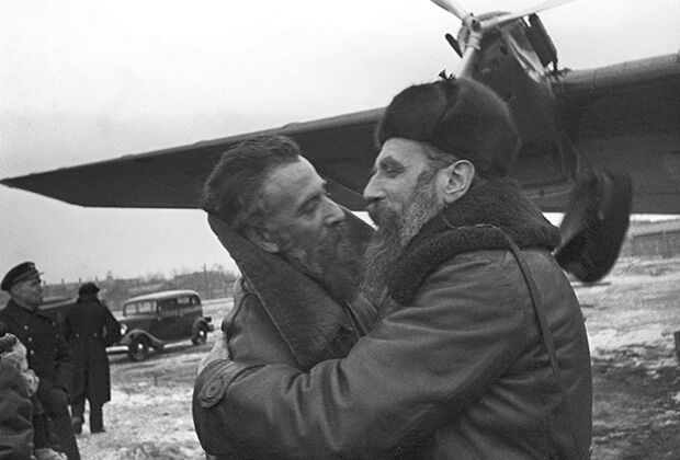 Отто Юльевич Шмидт (справа) руководил воздушной экспедицией по организации дрейфующей станции «Северный полюс-1», 1937 год