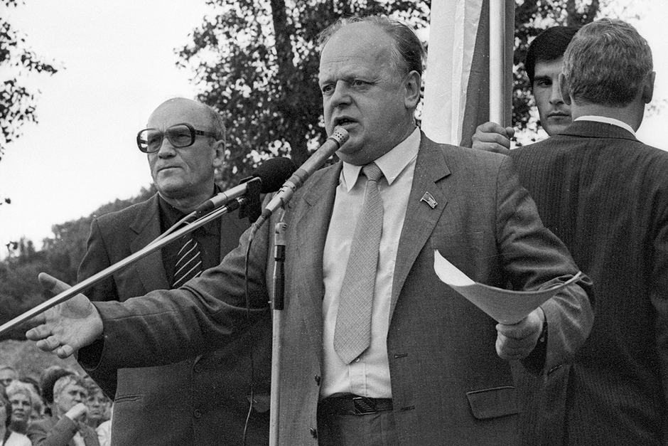 Народный депутат СССР Станислав Шушкевич выступает на митинге, посвященном Чернобылю и выживанию белорусской нации