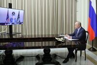 Путин и Байден обсудили вторжение на Украину. Президент США пригрозил России санкциями, но согласился на диалог