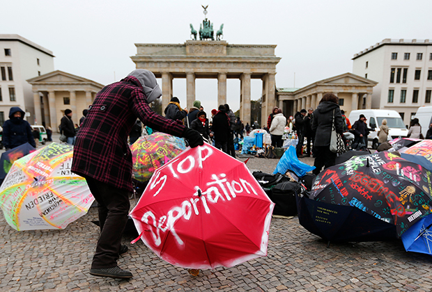 Акция в поддержку беженцев перед Бранденбургскими воротами в Берлине, 2012 год