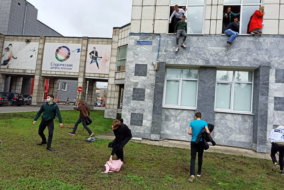 Студенты университета в Перми выпрыгивают из окон в момент нападения