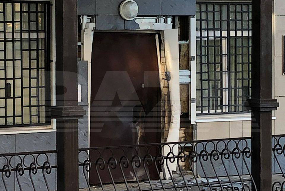 Дверь отдела полиции в Лисках, взорванная Мирским
