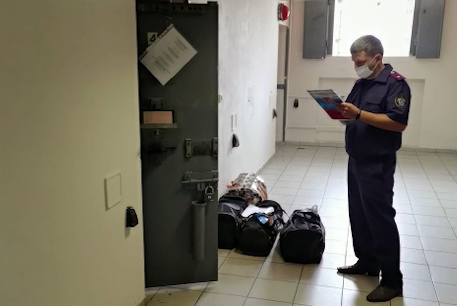 Сотрудник СКР осматривает камеру ИВС в Истре, откуда сбежали арестанты
