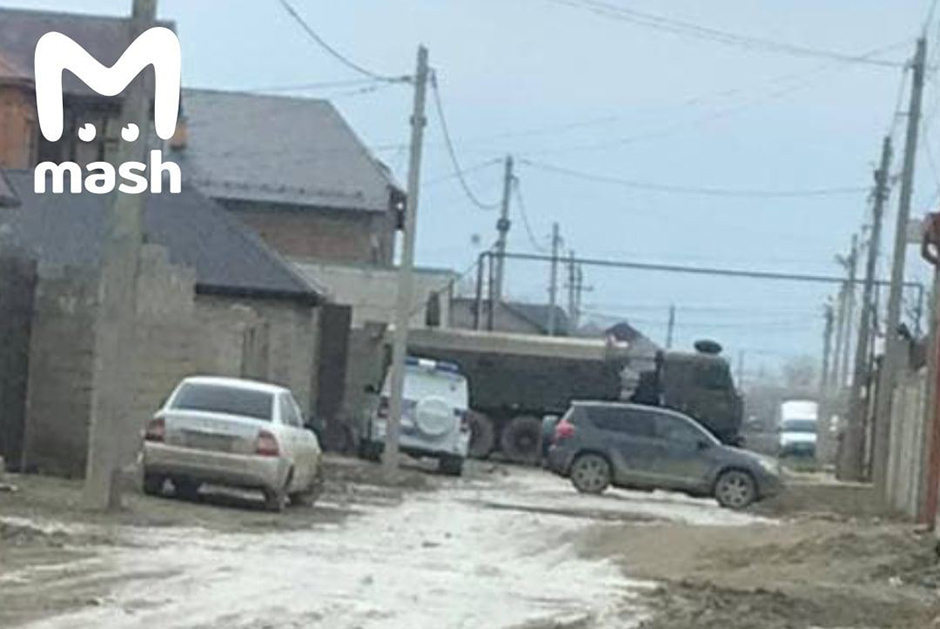 Охрана у дома бойцов ОМОН, расстрелявших Абакара Капланова