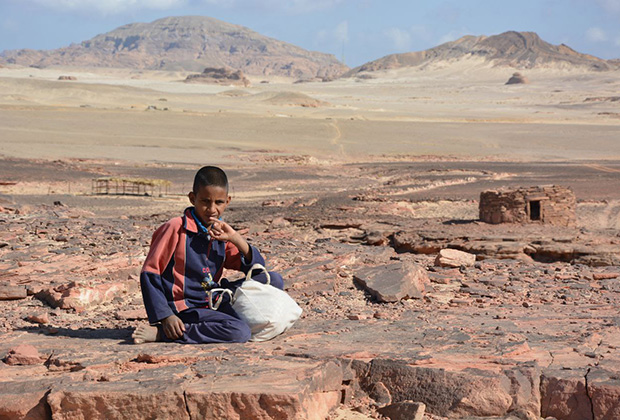 Молодой бедуин. В таких условиях живут коренные жители региона