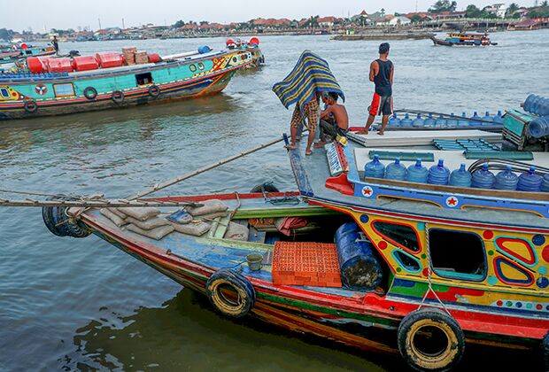 Рыбацкие лодки у реки Муси в Палембанге