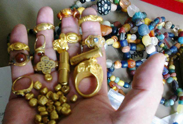 Золотые кольца, бисер и монеты VII-X веков, найденные в реке Муси