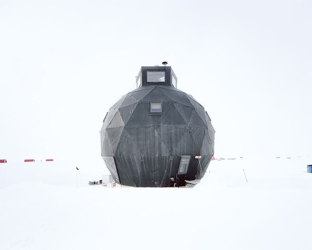 Объект, установленный для проекта «Ледяное ядро Восточной Гренландии» EastGRIP, 2019 год