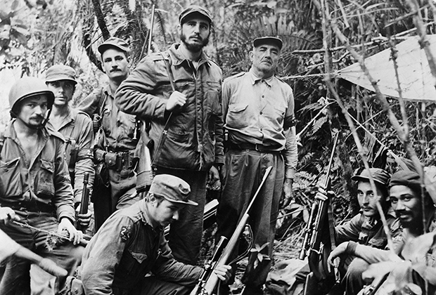 Фидель Кастро вместе с партизанами в джунглях. 1958 год