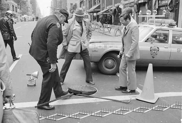 Полиция Нью-Йорка проверяет люк на Лексингтон-авеню в рамках подготовки к визиту Фиделя Кастро. 11 октября 1979 года