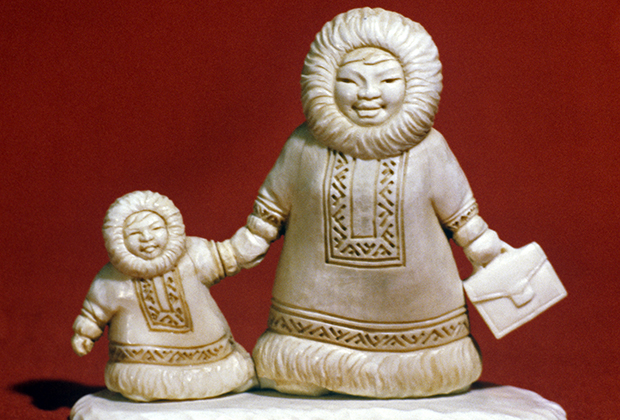 Чукотская скульптура из кости. Костя чукча. Резьба по кости ханты и манси. Старый чукча. Игрушки чукчей древние.