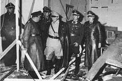 «Волчье логово» Гитлера после взрыва бомбы, предназначенной для его убийства, 20 июля 1944 г. 
