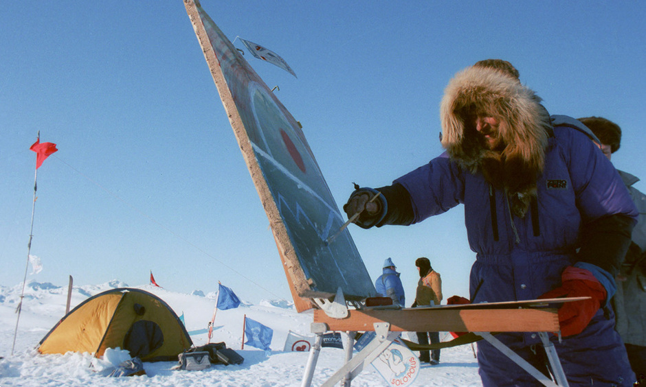 Федор Конюхов пишет картину на Северном полюсе, 1990 год