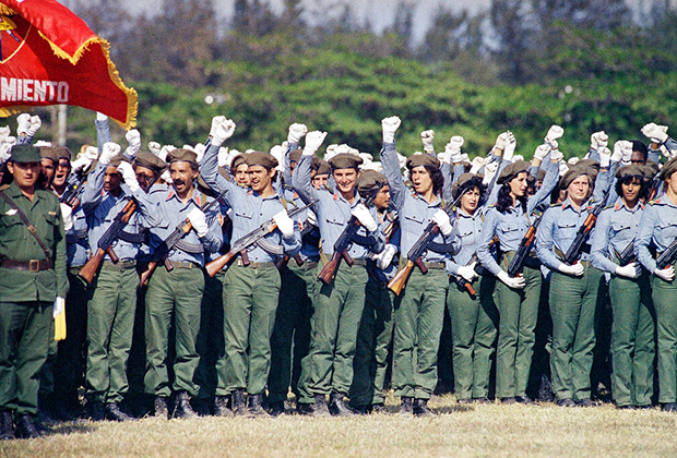 Кубинские ополченцы слушают выступление Фиделя Кастро. 16 апреля 1981 года