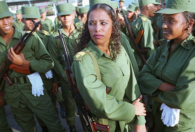 Военнослужащие перед парадом в Сантьяго, Куба. 2 декабря 2001 года