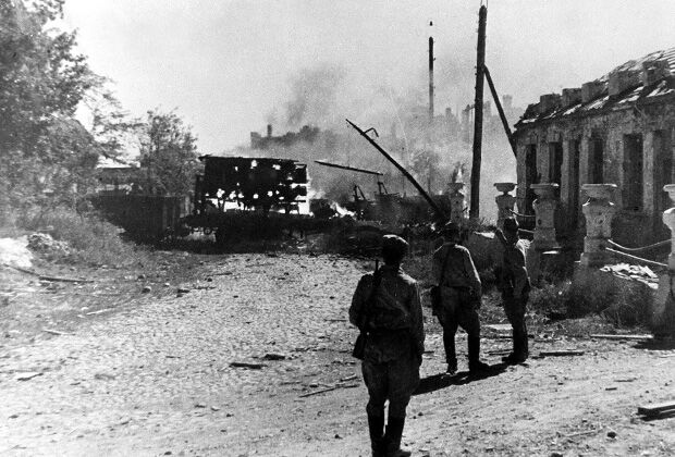 Бойцы Красной армии в освобожденном от немецко-фашистских захватчиков Новороссийске 
