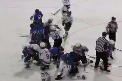 Mass brawl of young Russian hockey players caught on video