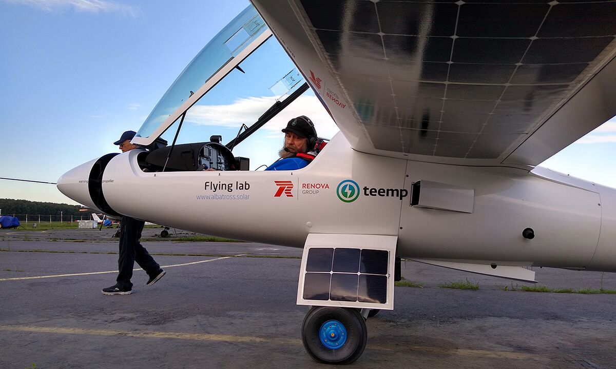 Самолет «Летающая Лаборатория» с размахом крыльев 25 метров, оборудованный гибкими солнечными батареями и системами накопления энергии
