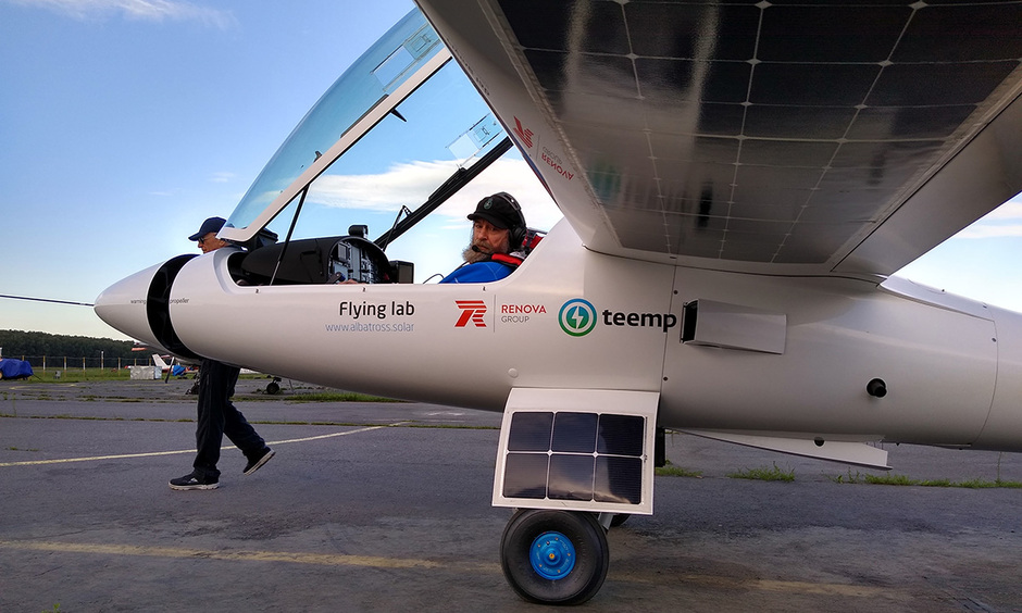 Самолет «Летающая Лаборатория» с размахом крыльев 25 метров, оборудованный гибкими солнечными батареями и системами накопления энергии