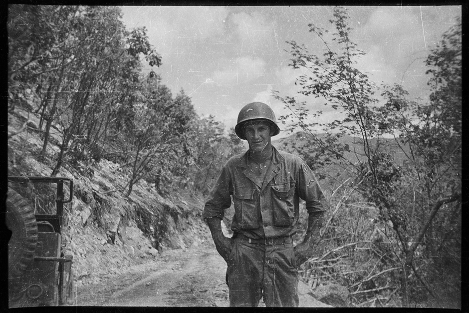Рядовой американской армии возле джипа Willys. Южная Корея. 1950-1951 годы