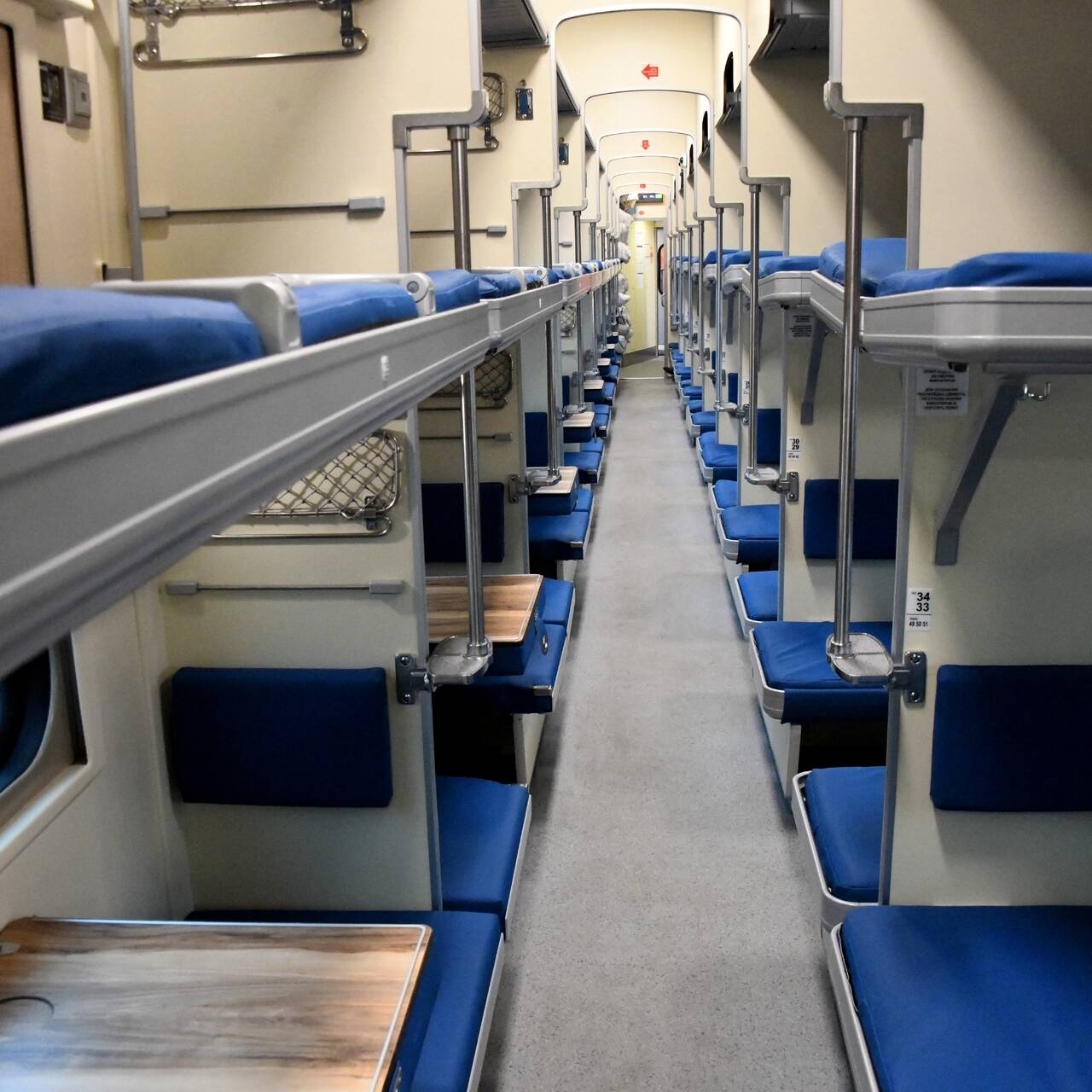 стол в поезде только для нижних мест
