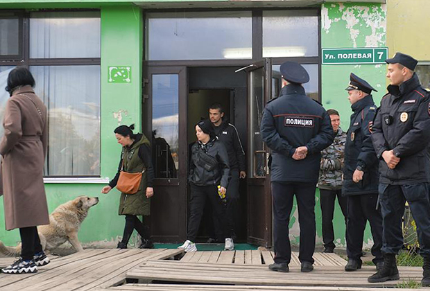 Мигрантов выселяют из бывшего здания администрации в селе Бужаниново (Московская область), превращенного в общежитие, после того, как трое гастарбайтеров изнасиловали и убили 65-летнюю пенсионерку. Сентябрь 2021 года