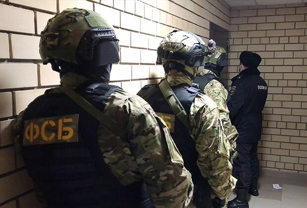 Сотрудники ФСБ в ходе спецоперации по задержанию финансистов запрещенной в России международной террористической организации «Исламское государство»