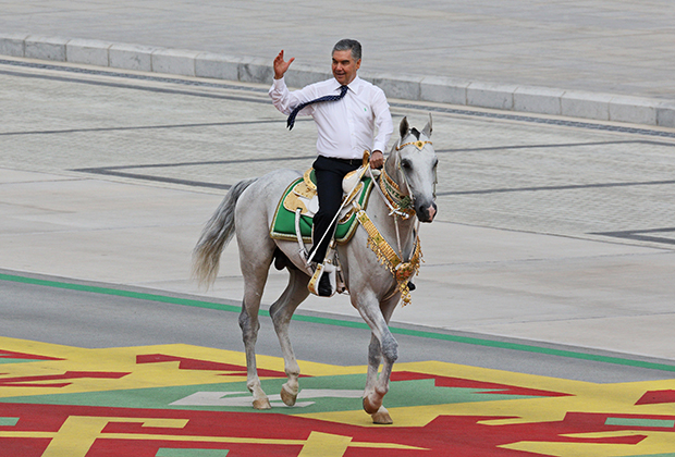 Гурбангулы Бердымухамедов скачет на коне во время парада, посвященного Дню Независимости, Ашхабад, 27 сентября 2021 года