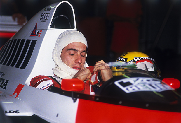 Многократный чемпион гонок «Формула-1» Айртон Сенна в своем болиде, гонка в Нортхэмпшире, 1989 год