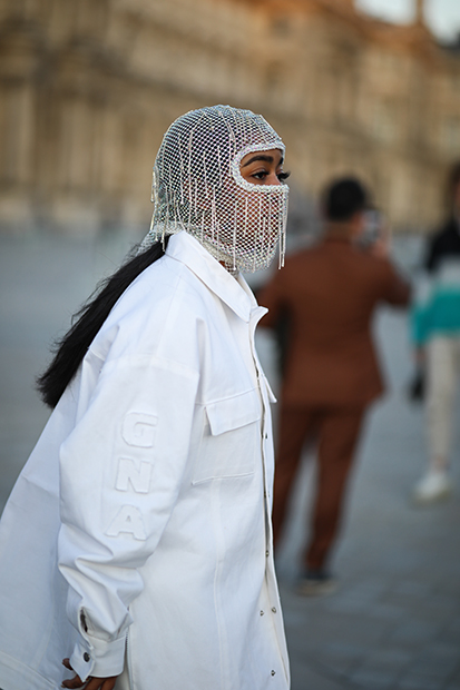 Гостья показа Louis Vuitton во время Недели моды в Париже сезона осень-зима 2020-2021