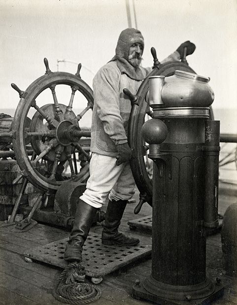 Тимоти Маккарти, участник британской Имперской трансантарктической экспедиции, у штурвала корабля в балаклаве марки Wolsey. 1911 год
