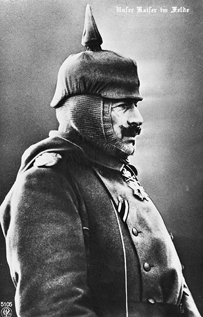 Германский кайзер Вильгельм II в балаклаве под шлемом во время Первой мировой войны