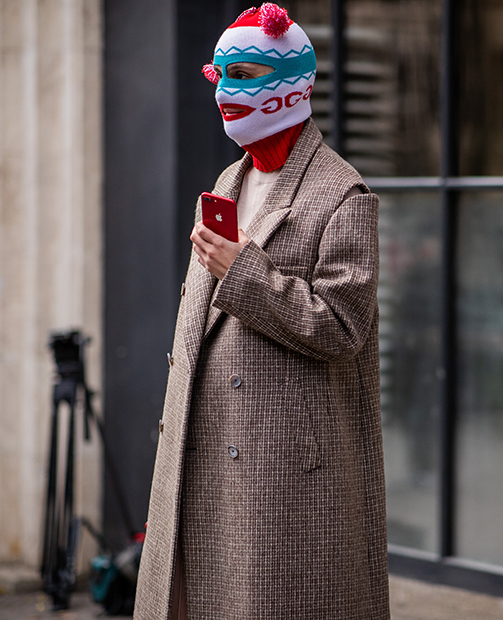 Гость Недели моды в Тбилиси в шапке-балаклаве Gucci, 2018 год