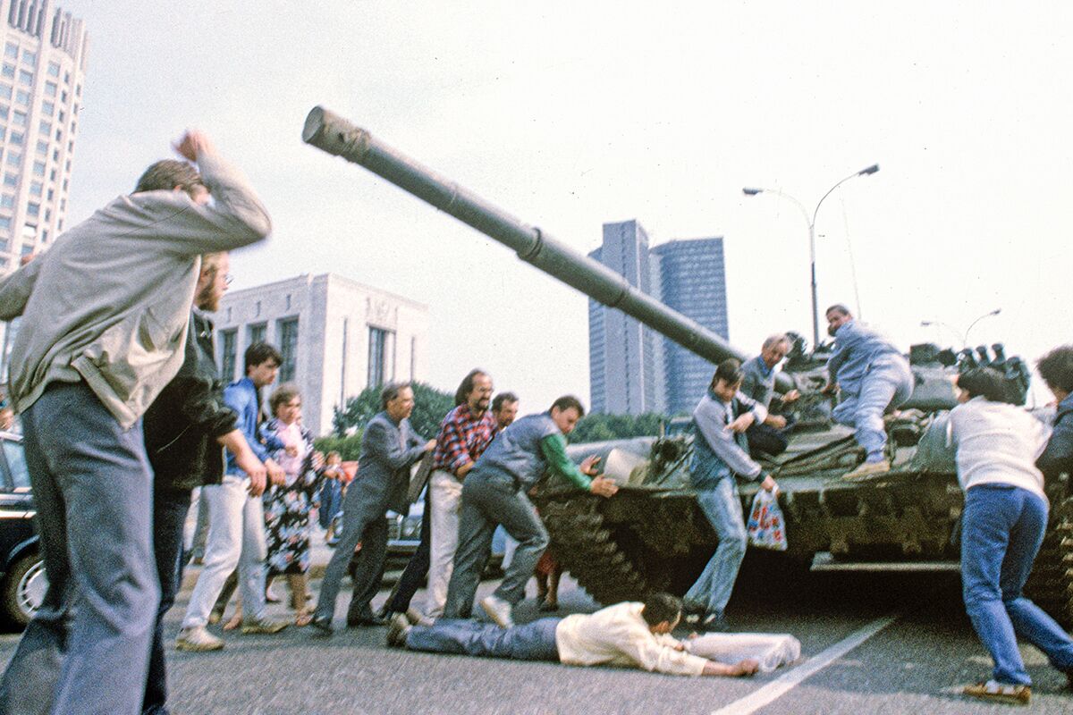 19 августа 1991 года в Москве объявлено чрезвычайное положение, в город введены войска. Защитники Белого дома пытаются остановить танк