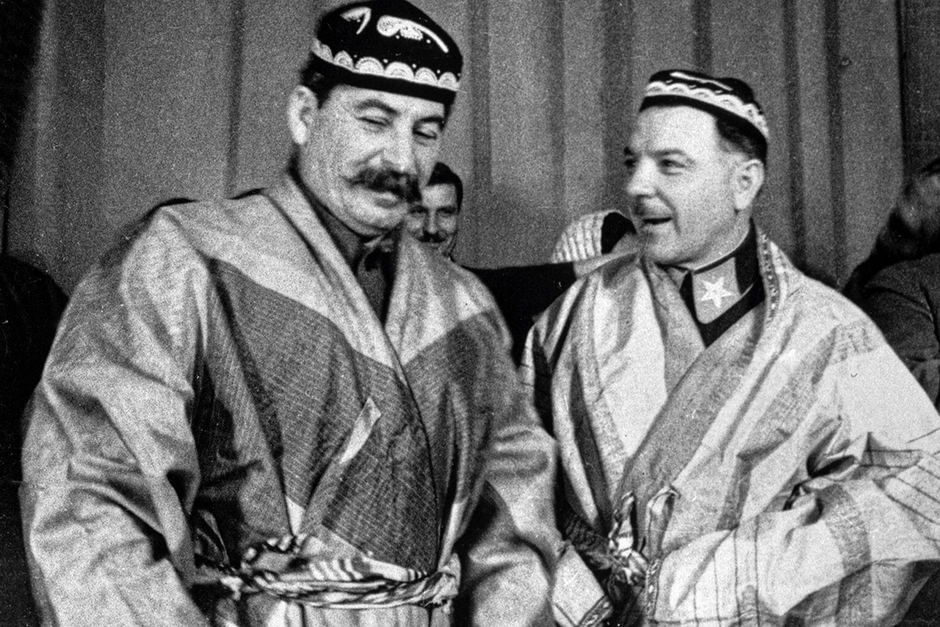 Иосиф Сталин  и Климент Ворошилов в национальных костюмах, подаренных им делегатами — участниками совещания передовых колхозников Туркменской ССР и Таджикской ССР