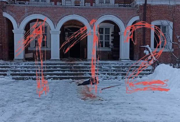 Место взрыва у входа в православную гимназию в Серпухове. Фото: Telegram-канал 112