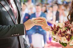 Дочь отказалась участвовать в церемонии на свадьбе отца по одной причине