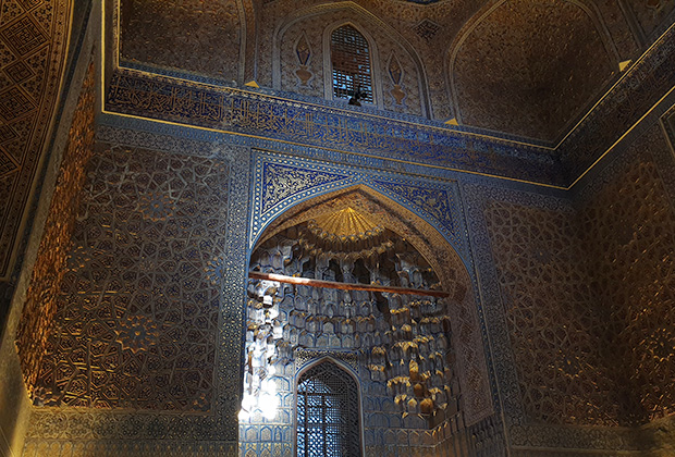 Интерьер мавзолея Гур-Эмир: стены декорированы рельефами из папье-маше, покрытыми сусальным золотом