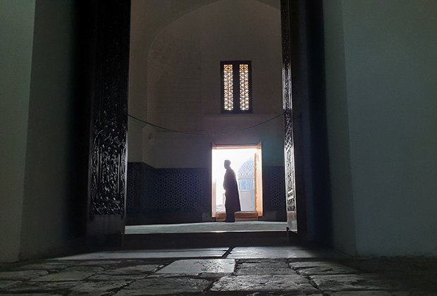 Молящийся в мечети комплекса Кусама ибн Аббаса в некрополе Шахи-Зинда