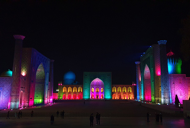 Цветомузыкальное шоу на площади Регистан в Самарканде