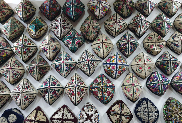 Один из торговцев сувенирами в Регистане собрал огромную коллекцию тюбетеек