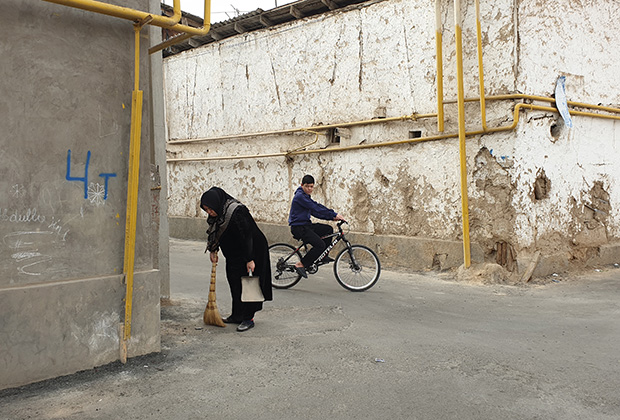 Глинобитные ограды — дувалы — на улицах старого Ташкента