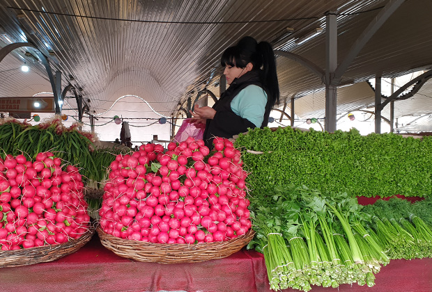 Даже в декабре прилавки узбекского базара ломятся от свежих овощей